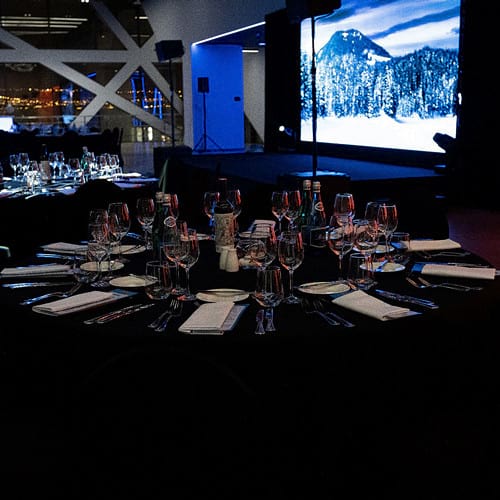 Bankiet w sercu Warszawy • niezapomniany wieczór dla 200 Gości. Elegancka przestrzeń, doskonała kuchnia i wyjątkowa atmosfera – tak wyglądał nasz bankiet zorganizowany w Warszawie dla 200 osób. Starannie dopracowana oprawa, profesjonalna obsługa.