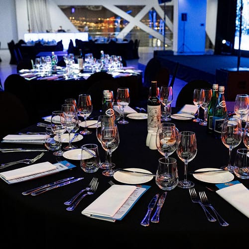 Bankiet w sercu Warszawy • niezapomniany wieczór dla 200 Gości. Elegancka przestrzeń, doskonała kuchnia i wyjątkowa atmosfera – tak wyglądał nasz bankiet zorganizowany w Warszawie dla 200 osób. Starannie dopracowana oprawa, profesjonalna obsługa.