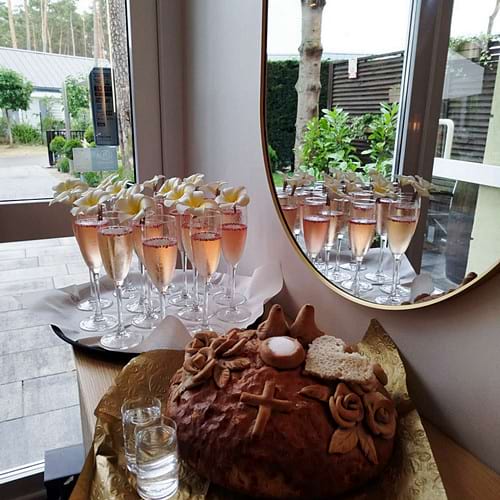 Powitanie Gości na weselu Kasi i Tomka – elegancki początek wyjątkowego dnia. • Dla Kasi i Tomka zorganizowaliśmy niezapomniane wesele dla 120 Gości, dbając o każdy detal – od aranżacji przestrzeni, przez oprawę florystyczną, po wyjątkową atmosferę. Uroczyste powitanie gości rozpoczęło ten magiczny wieczór pełen emocji, radości i pięknych wspomnień. To była przyjemność tworzyć tak wyjątkowe wydarzenie