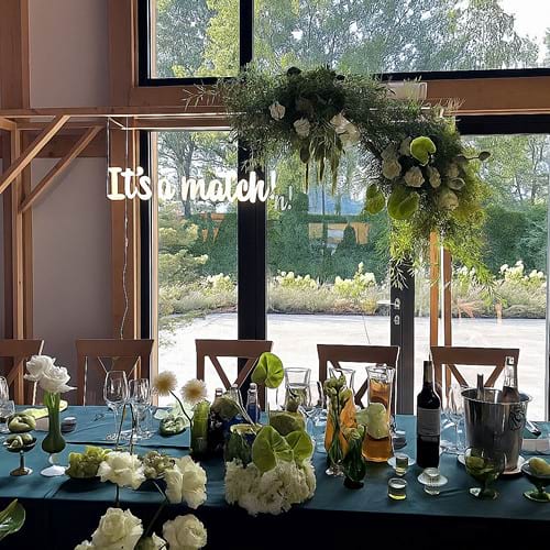 Powitanie Gości na weselu Kasi i Tomka – elegancki początek wyjątkowego dnia. • Dla Kasi i Tomka zorganizowaliśmy niezapomniane wesele dla 120 Gości, dbając o każdy detal – od aranżacji przestrzeni, przez oprawę florystyczną, po wyjątkową atmosferę. Uroczyste powitanie gości rozpoczęło ten magiczny wieczór pełen emocji, radości i pięknych wspomnień. To była przyjemność tworzyć tak wyjątkowe wydarzenie